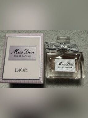 Miss Dior mini dabber